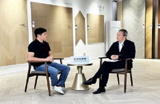 大咖品鑒 行業堅守|王石再次蒞臨世友地板總部，探尋2024世友新品背后奧秘